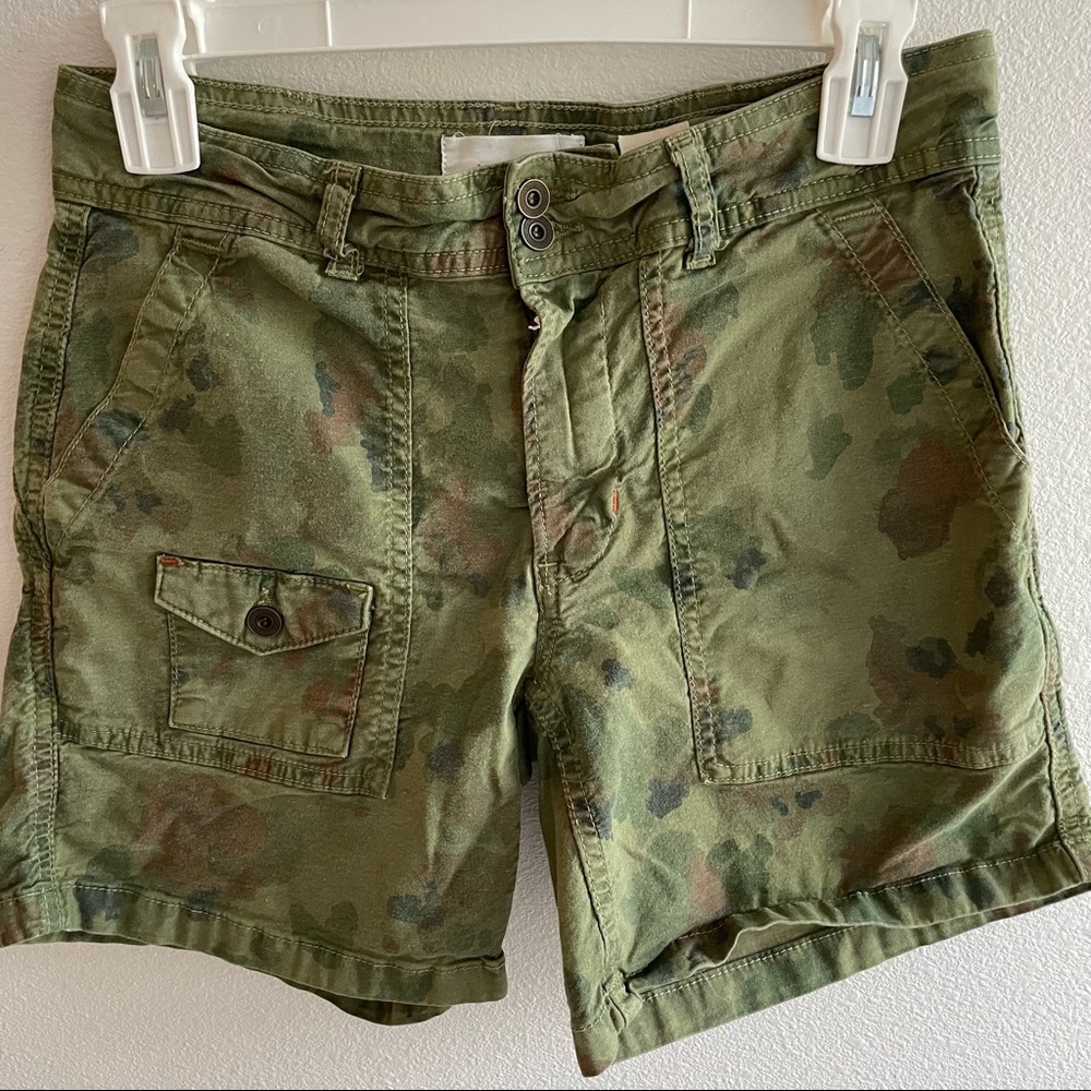 Anthropologie the wanderer camouflage cargo shorts 26
